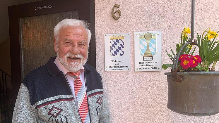 Eugen Albert feiert am 30. März seinen 75. Geburtstag. Der Altbürgermeister und bekennende Fußballfan hat seinen Humor behalten. Foto: Thomas Malz