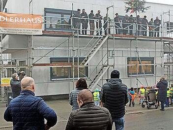 Die Firma Adlerhaus hat ihre Werkstatt erneuert und setzt obendrauf eine Bemusterungs- und Ideenwelt. Zum Richtfest waren neben den Ehreng&auml;sten, Nachbarn und beteiligten Firmen auch der Kindergarten erschienen.