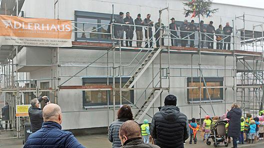 Die Firma Adlerhaus hat ihre Werkstatt erneuert und setzt obendrauf eine Bemusterungs- und Ideenwelt. Zum Richtfest waren neben den Ehreng&auml;sten, Nachbarn und beteiligten Firmen auch der Kindergarten erschienen.