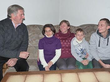 Seit zwei Tagen lebt die Familie Abbas in Neuenmarkt. Zu den ersten Besuchern in der noch spartanisch eingerichteten Wohnung zählte der Integrationsbeauftragte der Gemeinde Neuenmarkt, Karl Pöhmann (links). Svitlana Abbas  (48) aus der Ukraine und ihre Kinder Rasha (12)  Hussein (10) und Khasan (21, von links) gehören zu den  ersten Flüchtlingen,  die dem Landkreis zugewiesen wurden.   Foto: Werner Reißaus