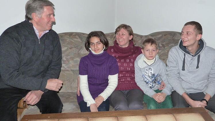 Seit zwei Tagen lebt die Familie Abbas in Neuenmarkt. Zu den ersten Besuchern in der noch spartanisch eingerichteten Wohnung zählte der Integrationsbeauftragte der Gemeinde Neuenmarkt, Karl Pöhmann (links). Svitlana Abbas  (48) aus der Ukraine und ihre Kinder Rasha (12)  Hussein (10) und Khasan (21, von links) gehören zu den  ersten Flüchtlingen,  die dem Landkreis zugewiesen wurden.   Foto: Werner Reißaus