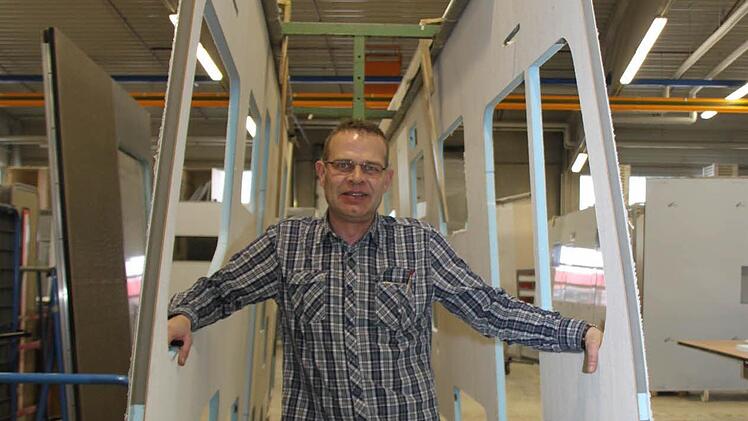 Ralph Hawlisch mit zwei gefertigten Seitenwänden.