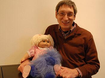 Museumsleiter Udo Leidner-Haber zeigt eine Puppe der 80er aus der neuen Ausstellung. Fotos: Rainer Lutz