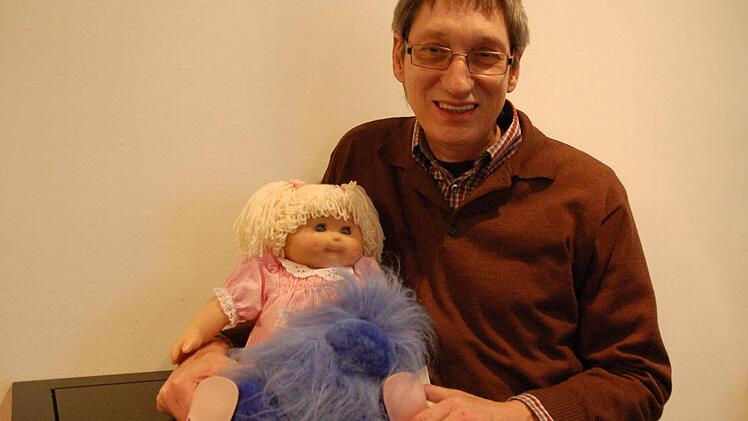 Museumsleiter Udo Leidner-Haber zeigt eine Puppe der 80er aus der neuen Ausstellung. Fotos: Rainer Lutz