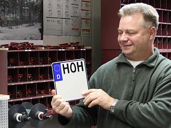 Klaus Ringer hat schon einmal einen Probelauf gestartet und ein Motorrad-Kennzeichen mit HOH geprägt.  Foto: Klaus Schmitt