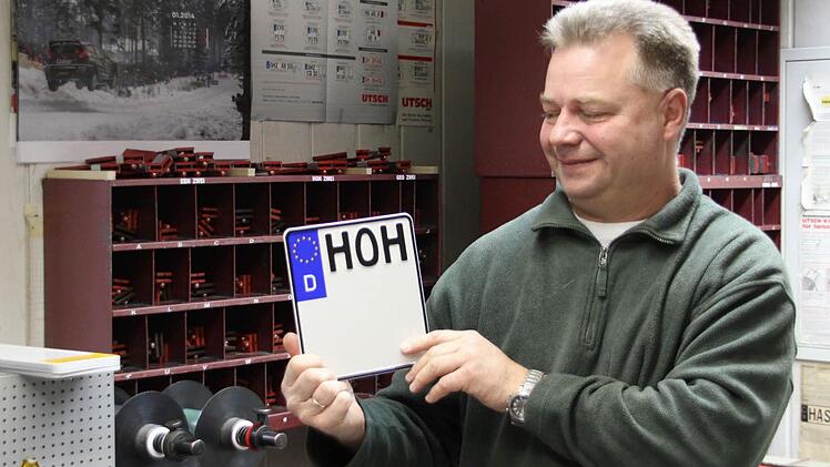 Klaus Ringer hat schon einmal einen Probelauf gestartet und ein Motorrad-Kennzeichen mit HOH geprägt.  Foto: Klaus Schmitt