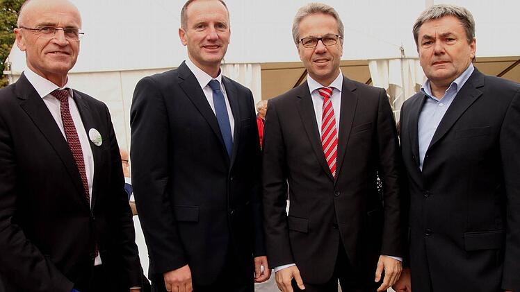 Sie würdigten das 75. Julibäum des heutigen Schaeffler-Standorts in Eltmann (von links): Landrat Wilhelm Schneider, Bürgermeister Michael Ziegler, Schaeffler-Vorstand Dr. Stefan Spindler mit Werkleiter Dr. Josef Scheller. Foto: Günther Geiling