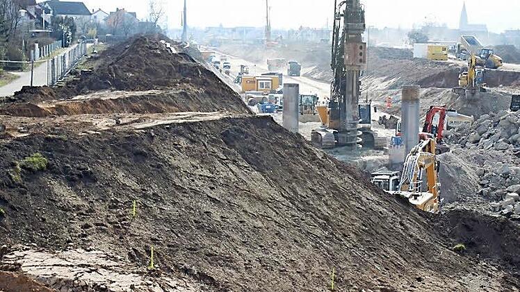 Von der alten Unteroberndorfer Brücke sind nur Betonreste geblieben, die vor Ort zerkleinert werden. Fotos: Hans Kurz