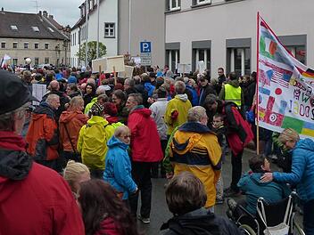 Die Gegendemonstration schlug mit etwa 400 Teilnehmern zu Buche. Foto: Pauline Lindner