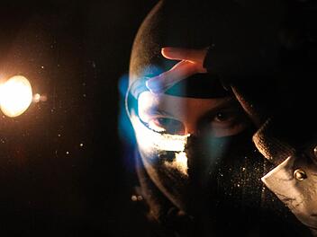 Der T&auml;ter griff die Angestellte von hinten an. Symbolfoto: Christopher Schulz