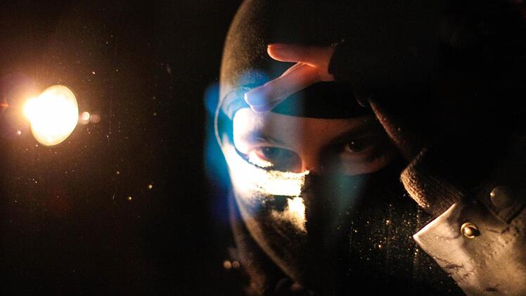 Der T&auml;ter griff die Angestellte von hinten an. Symbolfoto: Christopher Schulz