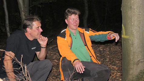 Martin Körlin und Christian Goldammer erklären, was es mit den Meilern auf sich hat.