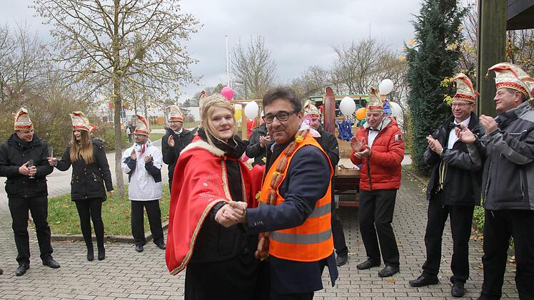 Ein Tänzchen in Ehren: Prinzessin Victoria I. tanzt mit Bürgermeister Rolf Rosenbauer. Foto: Michael Stelzner