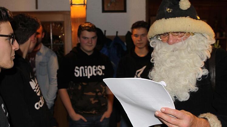 Lobend äußerte sich der Nikolaus über den Einsatz der jungen Flößer, welche schon allein ein Floß steuern dürfen.  Michael Wunder
