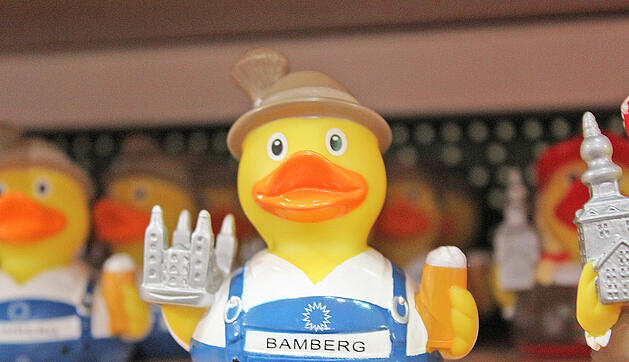 Platz 1 – Durch seine Funktionslosigkeit ein Kunststoff gewordenes Symbol der Konsumgesellschaft: das Quietscheentchen. Hier im Bamberg-Look mit Bierkrug, Dom und unfränkischer Lederhose. Unverwechselbarer Weichplastikcharme! Gefunden bei Heinrich Manger Souvenirs.