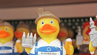 Platz 1 – Durch seine Funktionslosigkeit ein Kunststoff gewordenes Symbol der Konsumgesellschaft: das Quietscheentchen. Hier im Bamberg-Look mit Bierkrug, Dom und unfränkischer Lederhose. Unverwechselbarer Weichplastikcharme! Gefunden bei Heinrich Manger Souvenirs.
