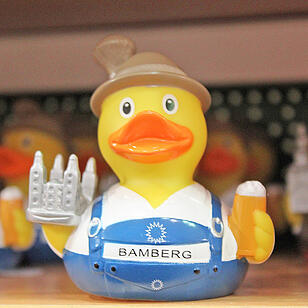 Platz 1 – Durch seine Funktionslosigkeit ein Kunststoff gewordenes Symbol der Konsumgesellschaft: das Quietscheentchen. Hier im Bamberg-Look mit Bierkrug, Dom und unfränkischer Lederhose. Unverwechselbarer Weichplastikcharme! Gefunden bei Heinrich Manger Souvenirs.