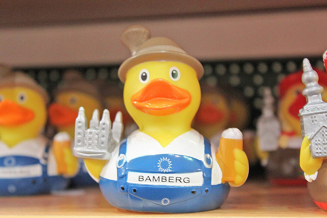 Platz 1 – Durch seine Funktionslosigkeit ein Kunststoff gewordenes Symbol der Konsumgesellschaft: das Quietscheentchen. Hier im Bamberg-Look mit Bierkrug, Dom und unfränkischer Lederhose. Unverwechselbarer Weichplastikcharme! Gefunden bei Heinrich Manger Souvenirs.