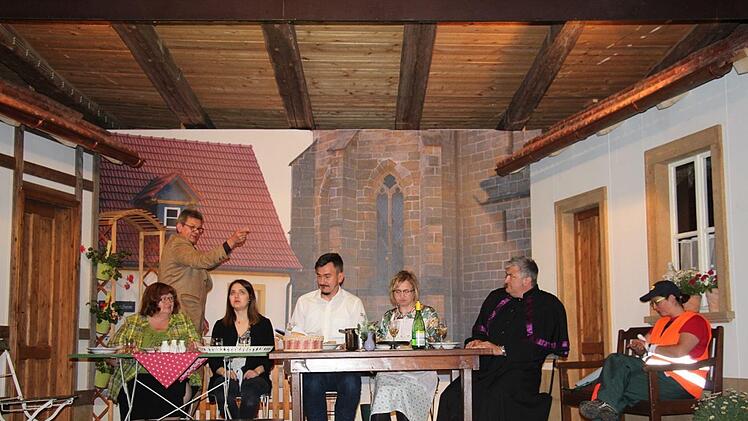 Gemeinsames Essen am Schluss - der Frieden zwischen Bürgermeister und Pfarrer hält nicht lange