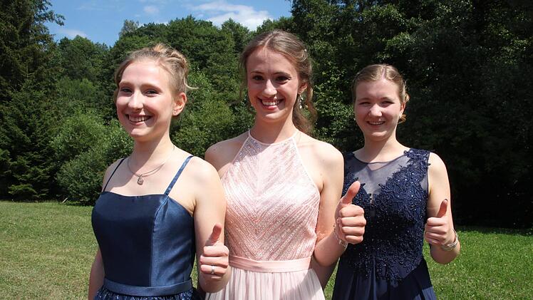 Daumen hoch für ein gelungenes Abitur: Über die  Traumnote 1,0 freuen sich (von links) Annika Vogler, Ricarda Schmitt (beide  Altenkunstadt) und Pia Wittmann aus Marktgraitz. Foto: Stephan Stöckel