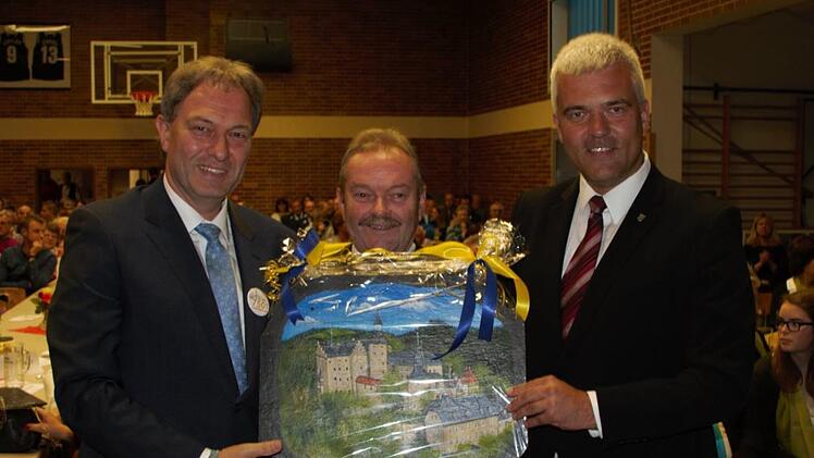 Landrat Klaus Löffler, Altbürgermeister Gert Bayerlein und Bürgermeister Timo Ehrhardt (v. l.) blicken mit Zuversicht auf die Entwicklung von Ludwigsstadt. Foto: Veronika Schadeck