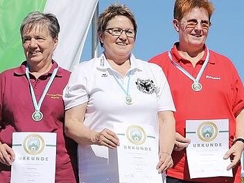Siegerehrung in München (von links): Vizemeisterin Sigrid Oster (Main-Spessart), Christina Kob, Renate Schramm  Foto: Schützenverein