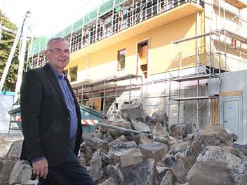 Vor dem neuen Berghaus: Wolfgang Reith aus der Hochbauabteilung des Landratsamts Bad Kissingen besucht die Baustelle. Foto: Ulrike Müller