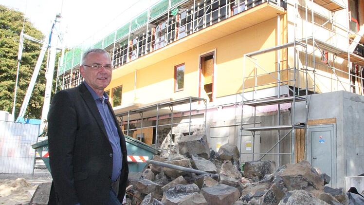 Vor dem neuen Berghaus: Wolfgang Reith aus der Hochbauabteilung des Landratsamts Bad Kissingen besucht die Baustelle. Foto: Ulrike Müller