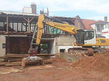 Die Bagger haben mit dem Abbruch der Scheune begonnen, das Nebengebäude ist schon abgerissen.  Foto: Bernhard Panzer
