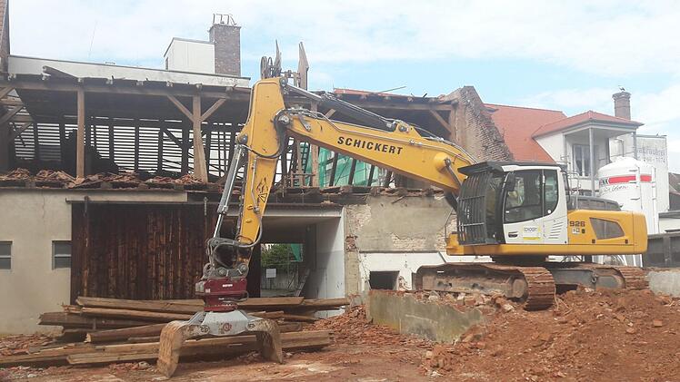 Die Bagger haben mit dem Abbruch der Scheune begonnen, das Nebengebäude ist schon abgerissen.  Foto: Bernhard Panzer