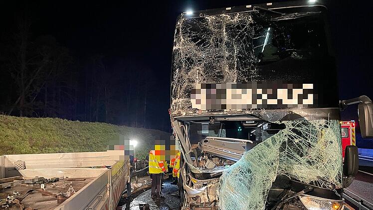 Der belgische Reisebus stieß auf der A3 mit einem Verkehrssicherungshänger zusammen. Mehrere Insassen wurden leicht verletzt.