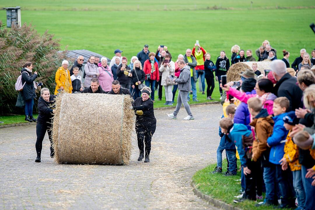 Strohballen-Rollmeisterschaft in Dornumersiel