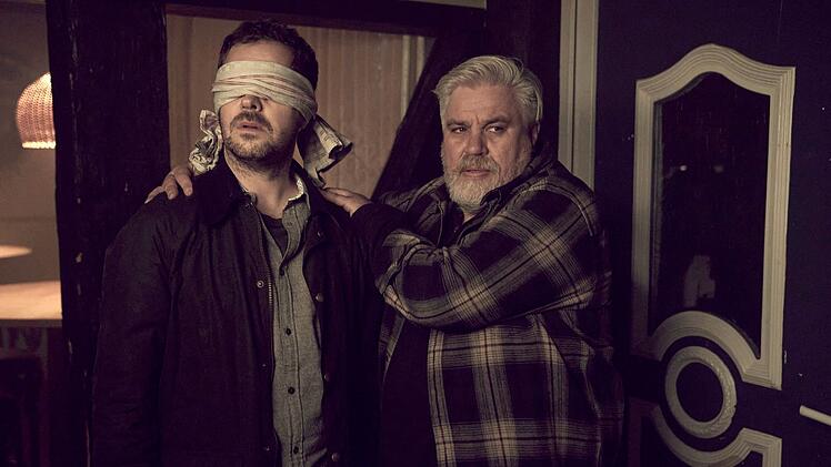 &Uuml;berraschung f&uuml;r den Postboten: Heiner wird ab Folge neun von Jakob Benkhofer (links) gespielt. Der Sheriff (Aljoscha Stadelmann) bleibt der beste Kumpel.