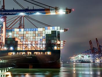 Containeraberfertigung im Hamburger Hafen