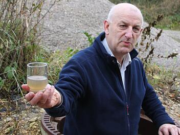 Heinz Marquart steigt regelmäßig in den Schacht neben der Biogasanlage, um Wasserproben zu nehmen, die er dann untersuchen lässt. Foto: Roepert