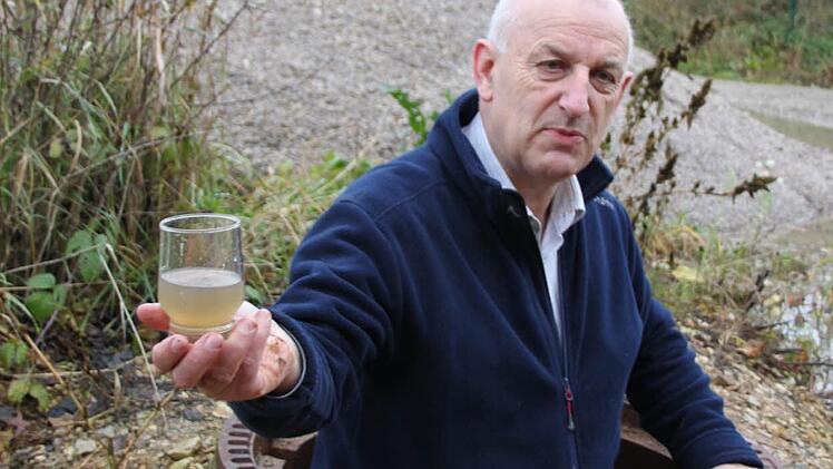 Heinz Marquart steigt regelmäßig in den Schacht neben der Biogasanlage, um Wasserproben zu nehmen, die er dann untersuchen lässt. Foto: Roepert