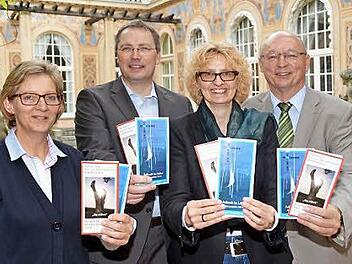 Jeweils 3500 Jahresprogramme ließen die Evangelische und die Katholische Kur- und Rehaseelsorge drucken. Auf unserem Foto von links: Gemeindereferentin Ursula Summa, Pfarrer Jochen Wilde, Pfarrerin Claudia Weingärtler und Pastoralreferent und Kurseelsorger Rainer Ziegler  Foto: Peter Rauch