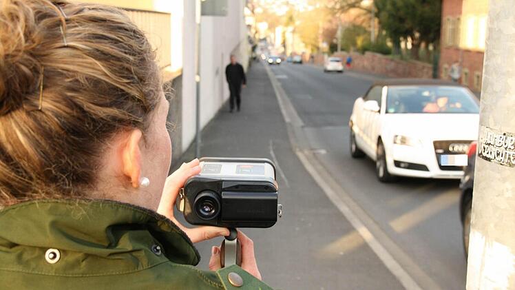 Polizeiobermeisterin Katharina Röthlein mit der Laserpistole in der Maxstraße in Bad Kissingen. Foto: Paul Ziegler