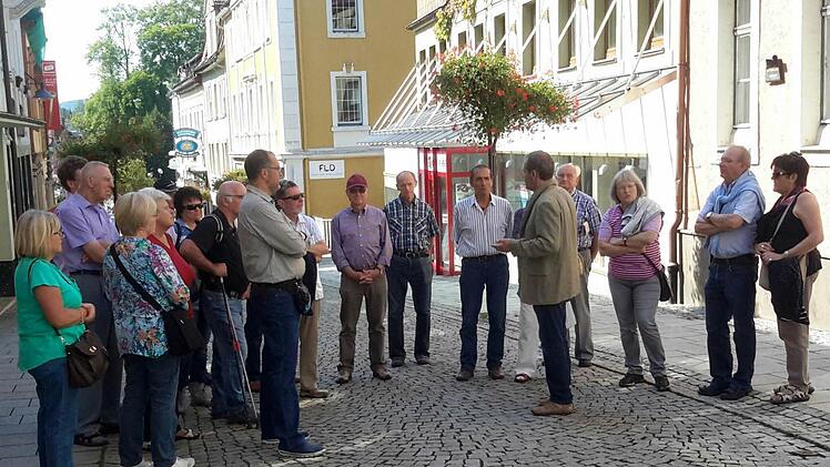 In der Ludwigstraße: Roland Heinlein vom Kulturbüro (rechts) vermittelt in lockerer Form Historisches und Sehenswertes beim Stadtspaziergang durch Bad Brückenau. Foto: Rolf Pralle