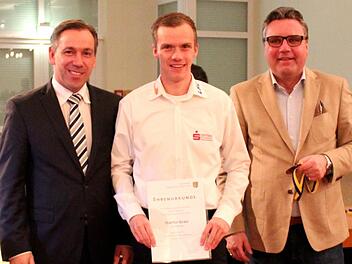 Landrat Alexander Tritthart (l.) und Matthias Thurek vom BLSV zeichneten Martin Grau aus. Foto: Johanna Blum