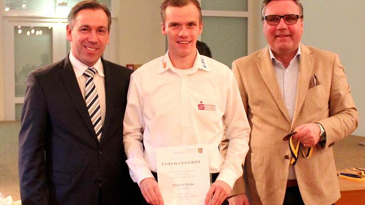 Landrat Alexander Tritthart (l.) und Matthias Thurek vom BLSV zeichneten Martin Grau aus. Foto: Johanna Blum