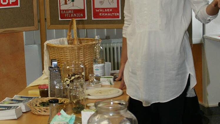Ein Heimspiel hatte die Oberauracherin Nadine Schubert beim Tag der offenen Tür im Ubiz mit ihren Tipps für ein Leben ohne Plastik, Umgeben war sie von der Ausstellung der Jacob-Curio-Realschule Hofheim, die sich ebenfalls mit diesem Thema beschäftigt.
