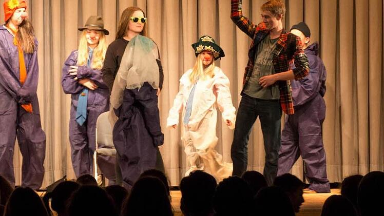 Weniger gruselig, vielmehr lustig, ging es bei der Bearbeitung von "Einem der Auszog das Fürchten zu lernen" zu, als der Workshop "Clownschule" sich des Themas annahm.  Foto: Christian Ziegler