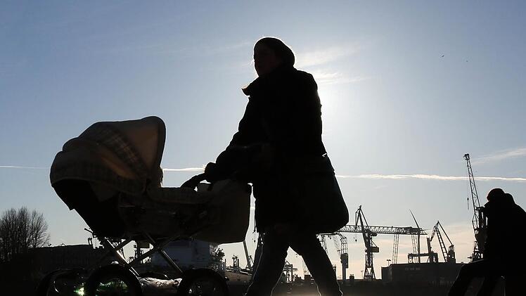 Die Mutter hatte das Baby in Potsdam nur kurz aus den Augen gelassen. Bis nach Niedersachsen floh die 19-J&auml;hrige mit dem Kind. Symbolbild: Bodo Marks/dpa
