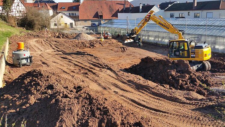 Auf dem ehemaligen Tennisplatz neben dem Eltmanner Freibad haben Bauarbeiten begonnen. Hier entsteht ein Multifunktions-Court, auf dem verschiedene Ballsportarten gespielt werden können, außerdem gibt es eine Klettereinrichtung.