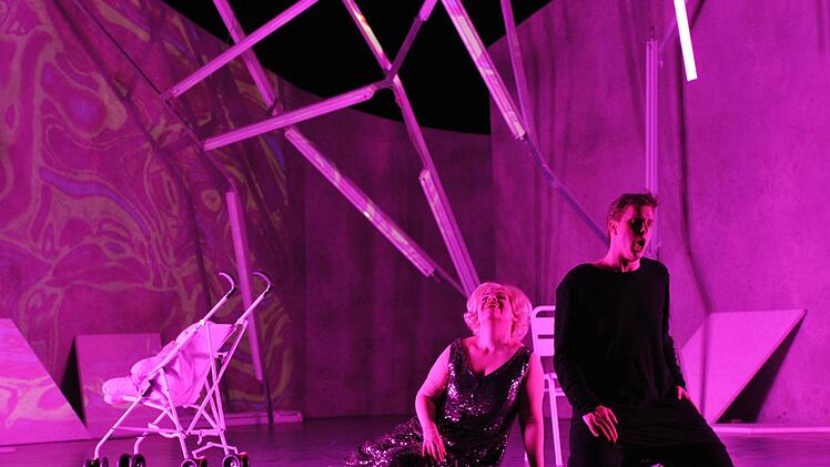 Richard Wagners "Parsifal" feierte Premiere am Landestheater Coburg. Szene aus der Neuinszenierung von Jakob Peters-Messer: Tünde Szaboki als Kundry und Roman Payer als Parsifal.Foto: Andrea Kremper