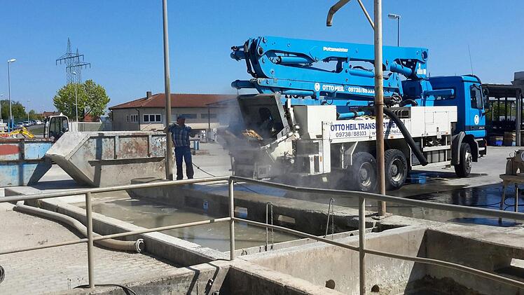 Nach der Arbeit ist vor der Arbeit: In der hauseigenen Waschanlage werden die Fahrzeuge gründlich gereinigt und für den Einsatz am nächsten Tag vorbereitet. Da sitzt jeder Handgriff.  Foto: Rolf Pralle
