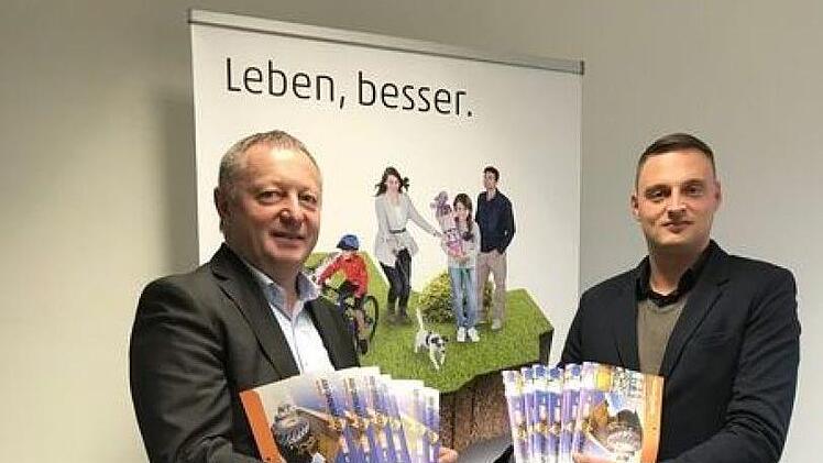 Landrat Thomas Bold und der Nachfolger von Andreas Sandwall, Abfallberater Johannes Gsell, stellen den Abfuhrkalender für 2018 vor. Melanie Hofmann