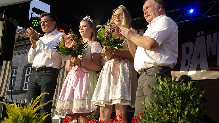 Bürgermeister Armin Warmuth, die Weinprinzessinnen Annika Kuchenbrod und Mirjam Gößmann-Schmitt sowie FC-Vorsitzender Andreas Ruppert (von links) eröffneten das Weinfest mit einem Applaus für das Publikum. Winfried Ehling