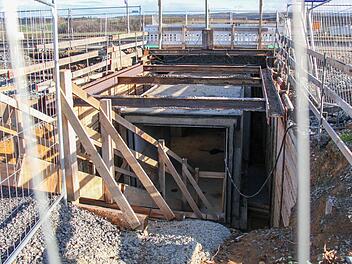 Mit einer neuen Unterführung und einer Rampe will die Deutsche Bahn den Bahnhof in Ebenhausen barrierefrei machen. Weil für die komplizierte Technik Spezialisten gebraucht werden, ist jetzt wieder eine Zwangspause auf der Baustelle angesagt. Fotos: Martina Straub